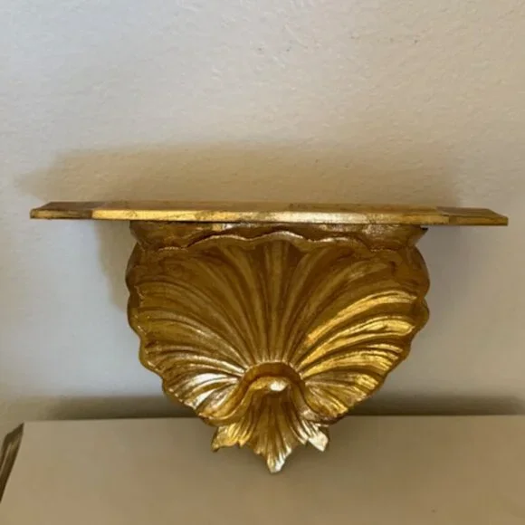Mid-20th Century Italian Carved Giltwood Shell Wall Bracket